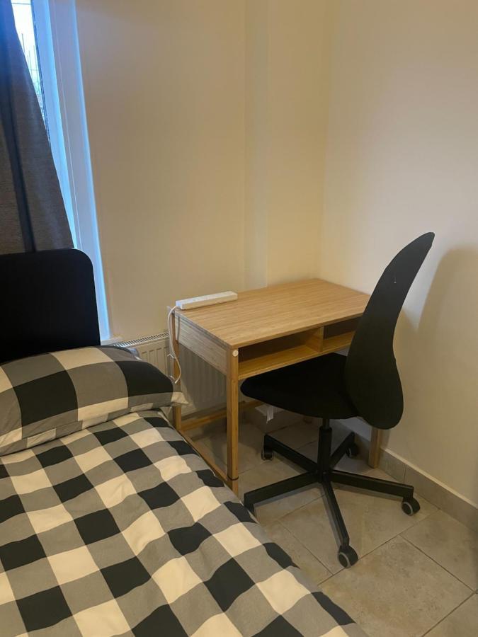 Vakantiehuis 4 Bedroom House With Garden, Parking & 3 Mins Walking Distance From Train Station *