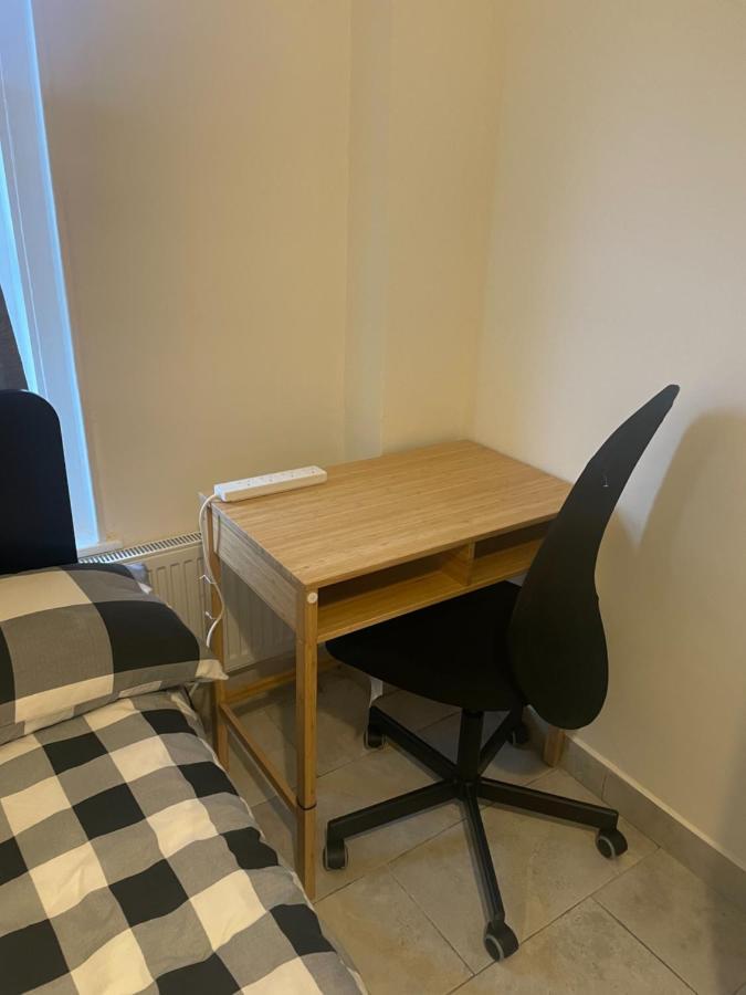 4 Bedroom House With Garden, Parking & 3 Mins Walking Distance From Train Station Holiday home *