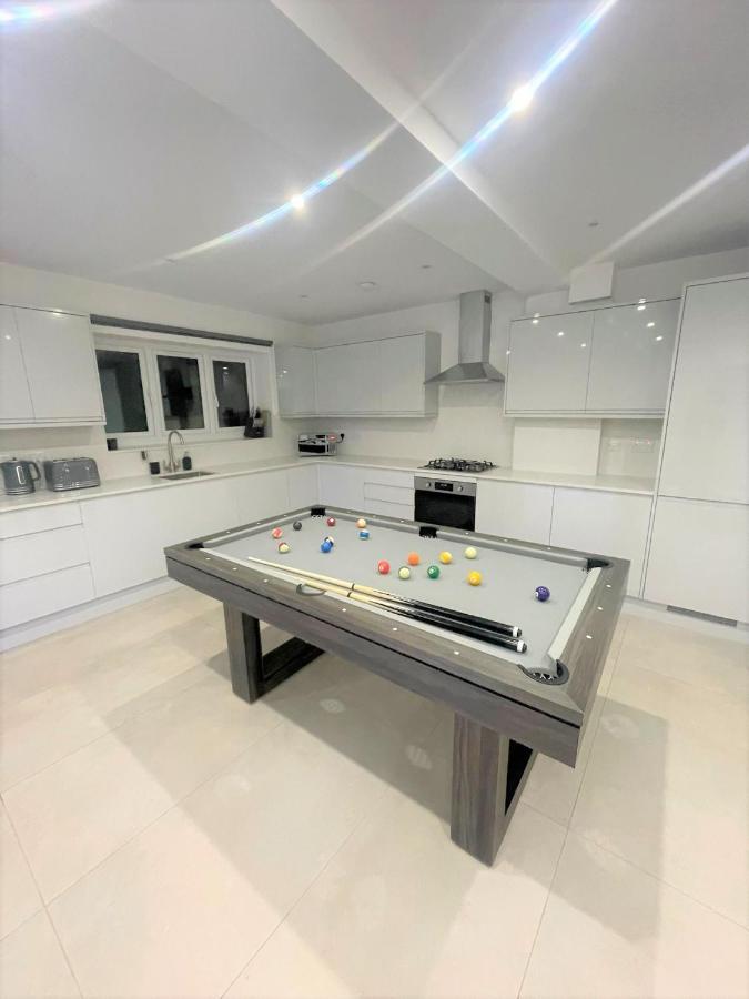 Brand New Build - 4 Bed Stunner! Villa Londres