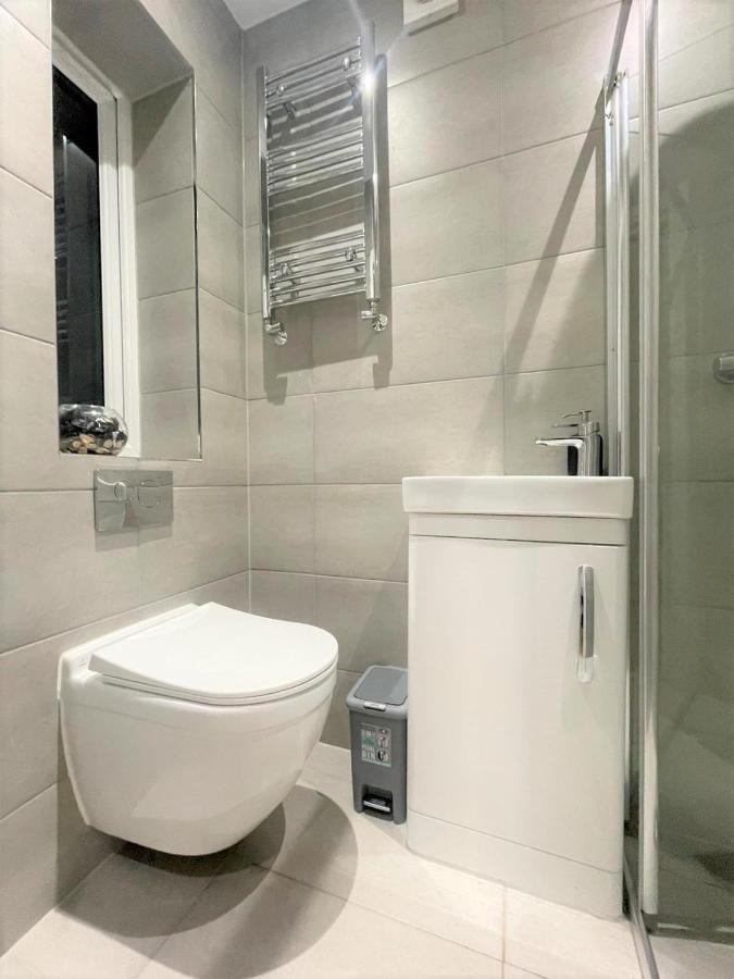 Brand New Build - 4 Bed Stunner! Pousada