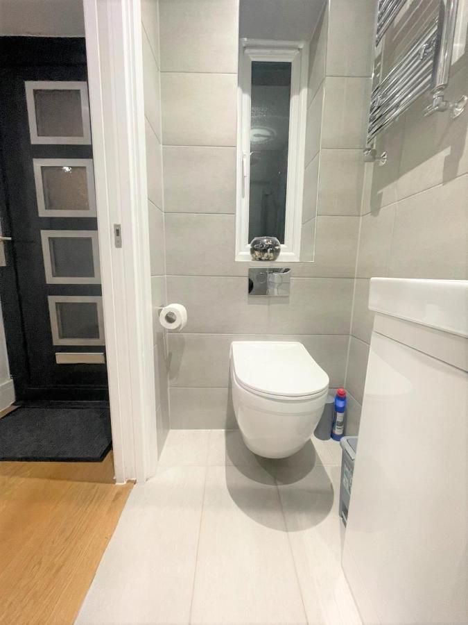 Brand New Build - 4 Bed Stunner! Villa Londres