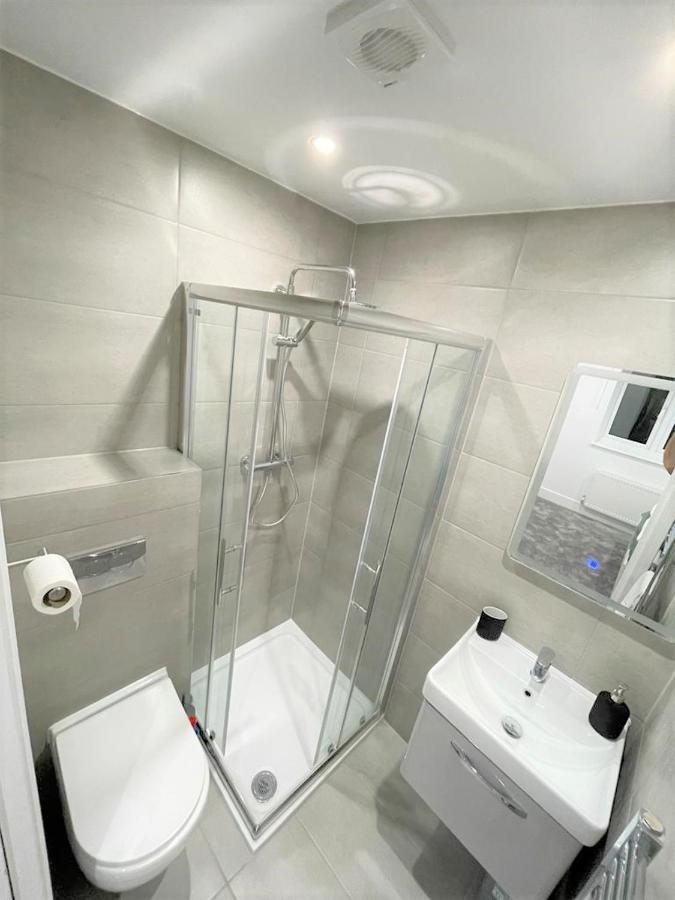 Brand New Build - 4 Bed Stunner! * Londres