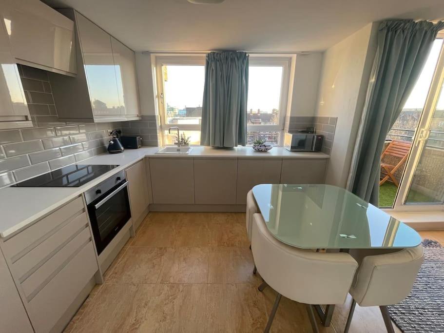 Stylish Flat Next To Tower Of And Skd Marina * Londres