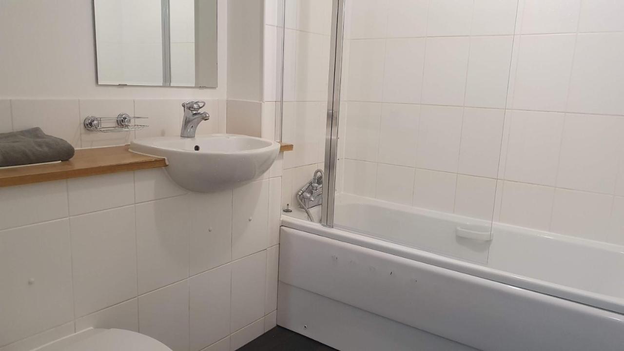 Spacious 5 Min Walk To Leytonstone Underground Station And 5 Stops To Zone 1 Apartamento Londres