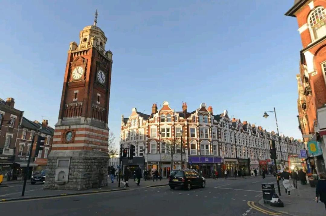 With Luxury Private Bathroom & Independent Entrance Near Tube Pensión *