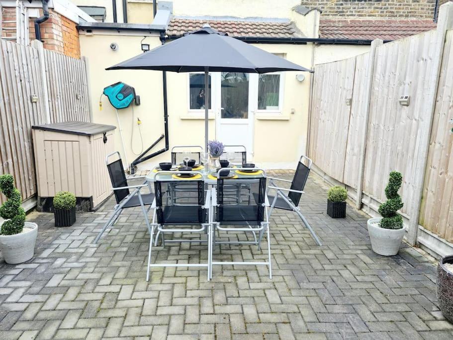 Private House With Free Parking Hébergement de vacances Londres