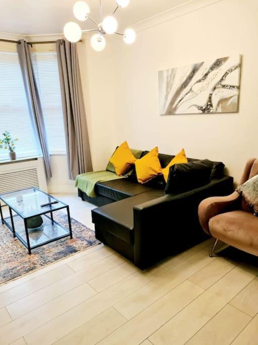 Private House With Free Parking Hébergement de vacances