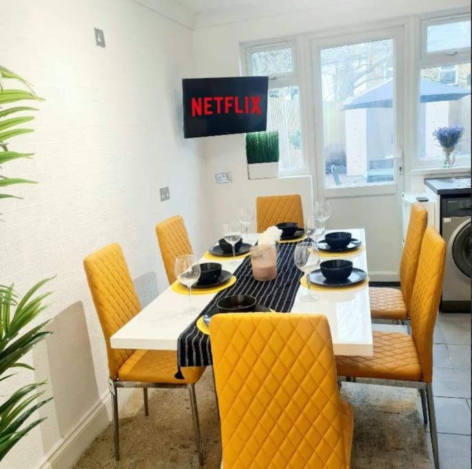 Private House With Free Parking Hébergement de vacances *