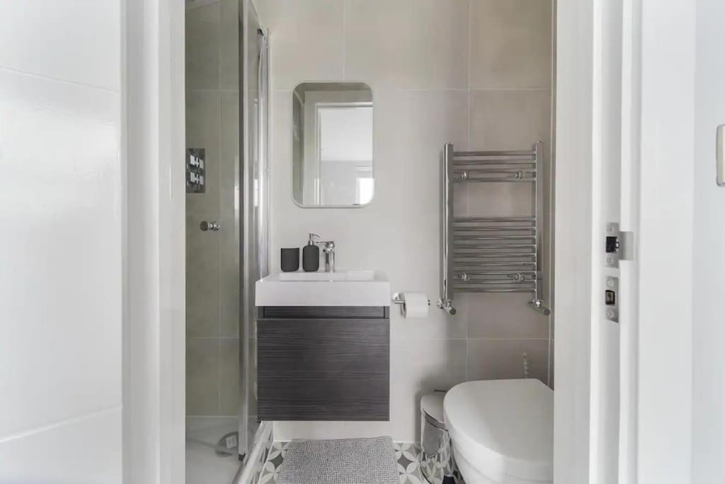 Stunning 3 Bed 3 Bath Townhouse In City Centre