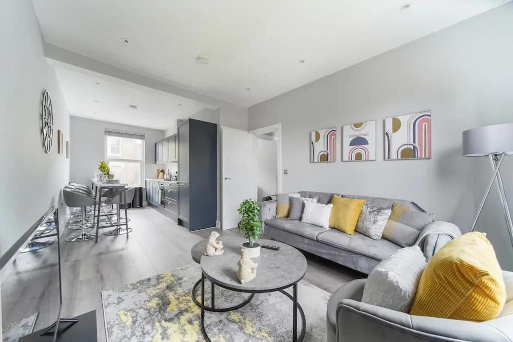 Stunning 3 Bed 3 Bath Townhouse In City Centre Holiday home *