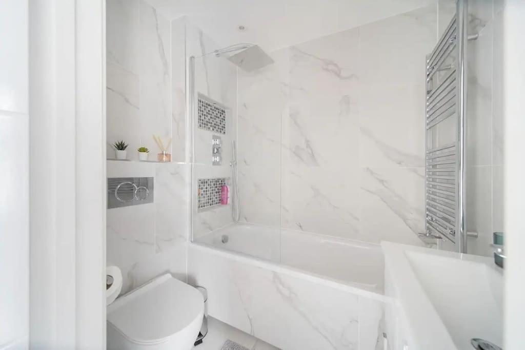 Stunning 3 Bed 3 Bath Townhouse In City Centre Holiday home *