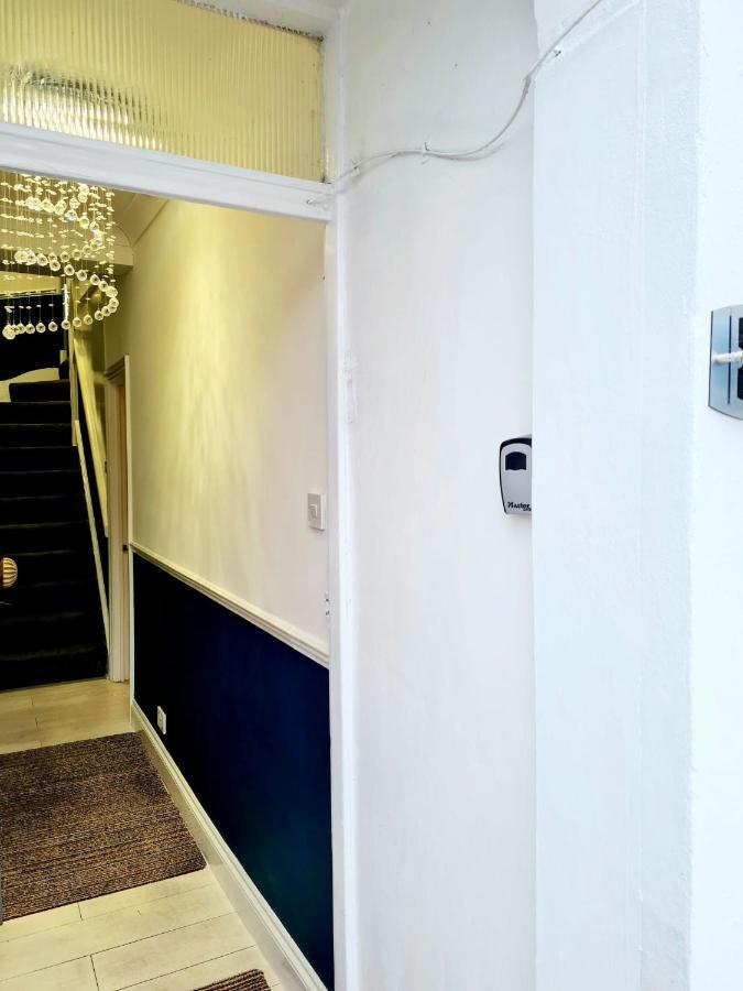 Private House With Free Parking Hébergement de vacances *