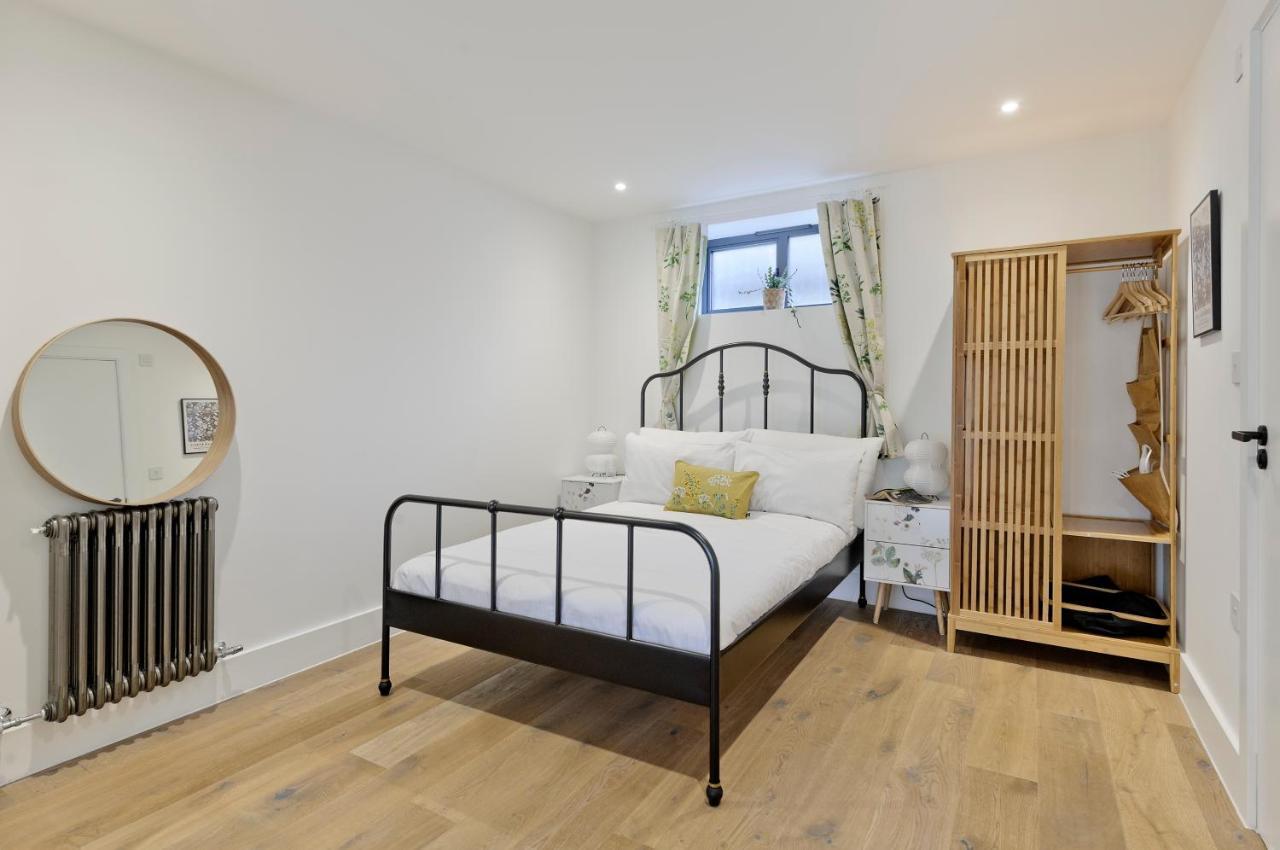 Luxury One Bedroom Greenwich Near Canary Wharf By Underthedoormat *