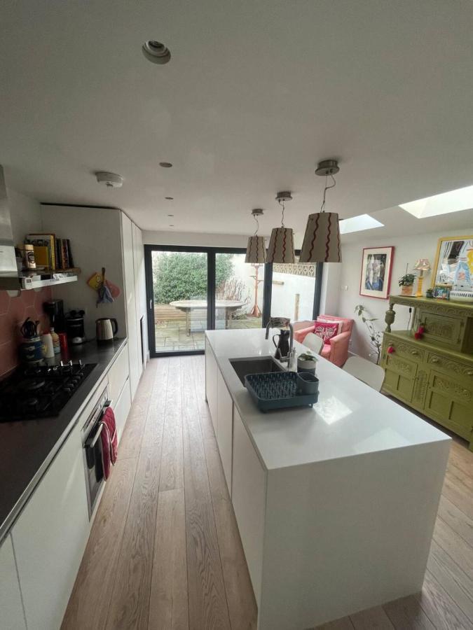 Stylish And Spacious 2 Bedroom House In Brixton *