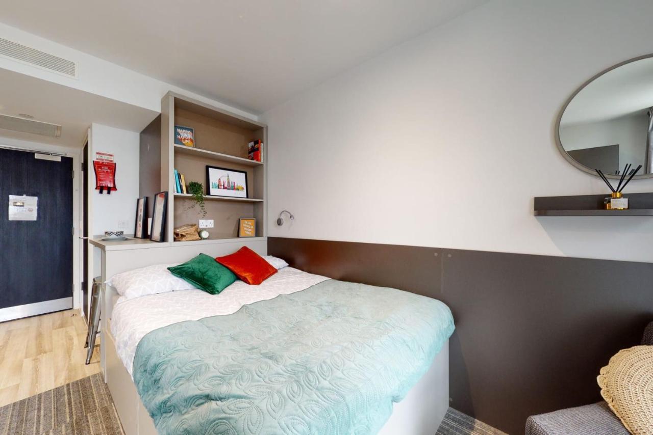 And Ensuite Bedrooms With Shared Kitchen At Chapter Ealing Right Next To North Acton Tube Station *
