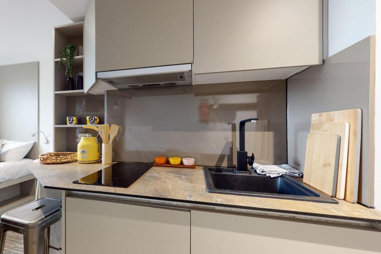 And Ensuite Bedrooms With Shared Kitchen At Chapter Ealing Right Next To North Acton Tube Station Londres
