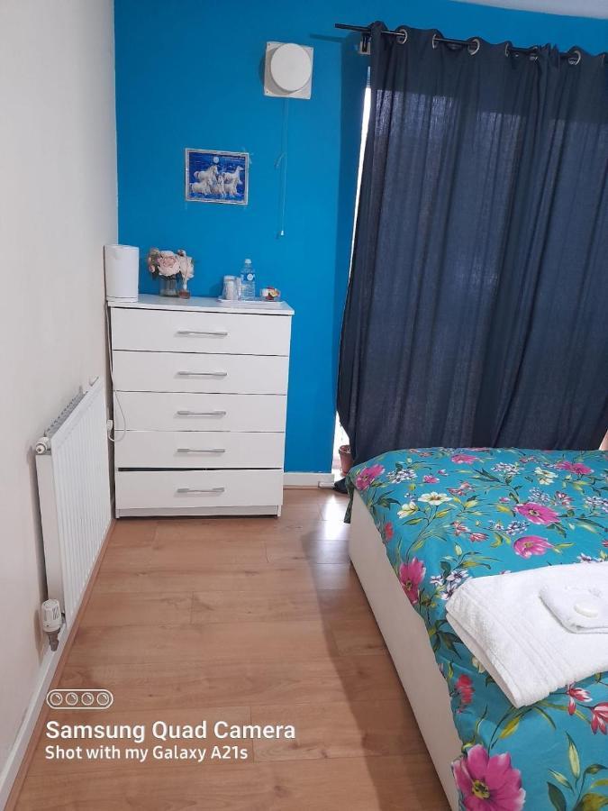 Apartment Beautiful 1 Bedroom Ground Floor With Shared Bathroom *
