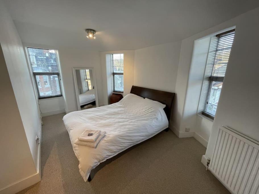 Appartement Spacious Two Bedroom Flat In Prestigious Highgate. Londen