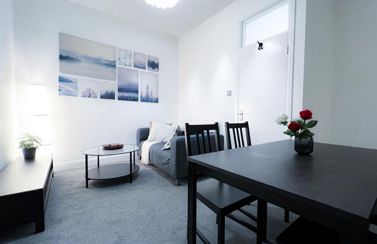 Stylish 3 Bed Flat With Garden London