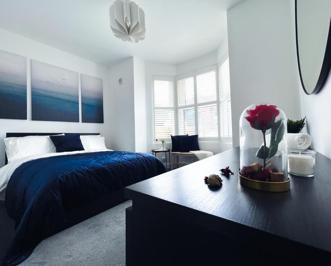 Stylish 3 Bed Flat With Garden Apartment *