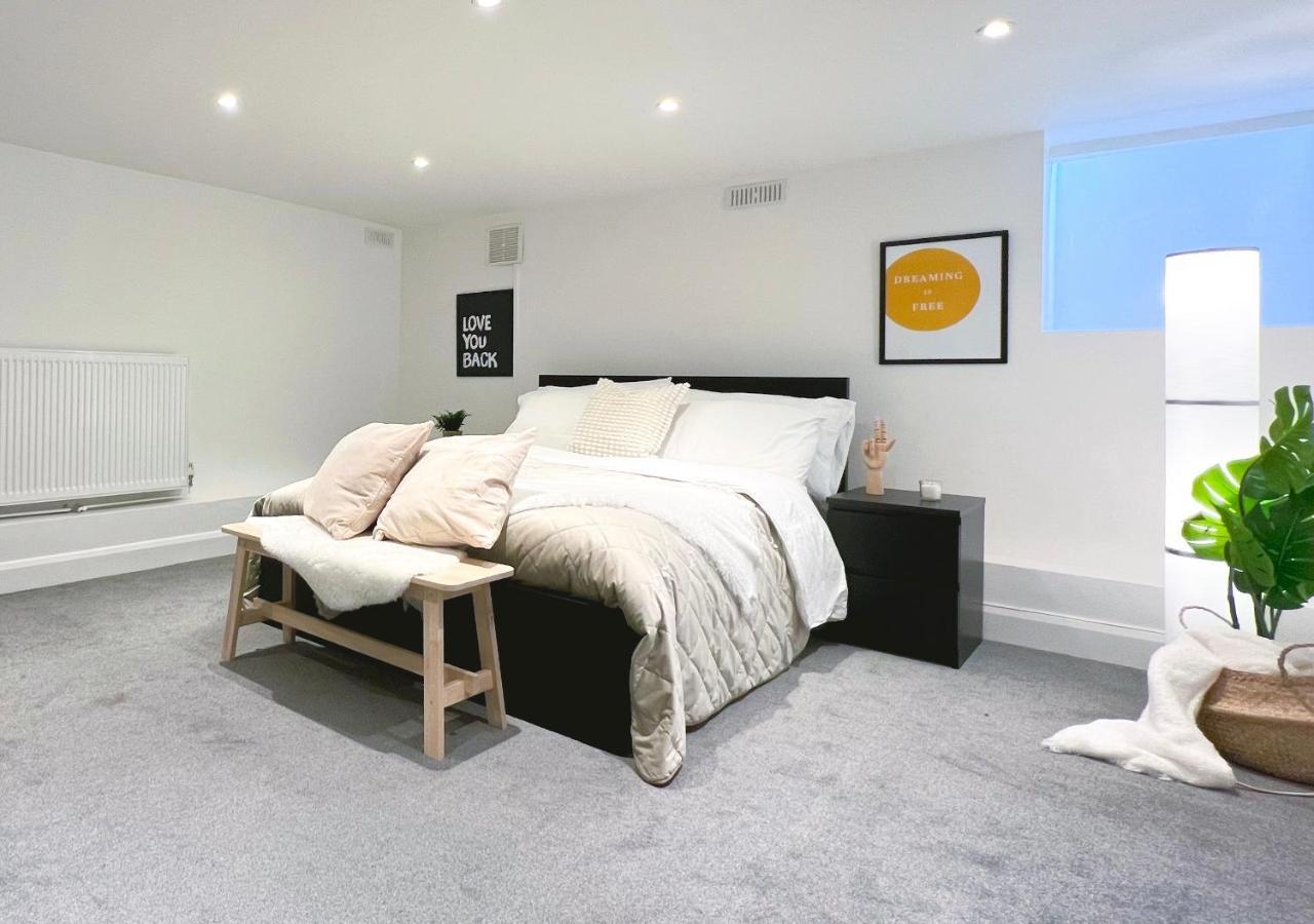 Stylish 3 Bed Flat With Garden * London
