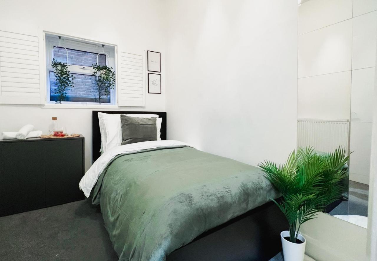 Stylish 3 Bed Flat With Garden * London