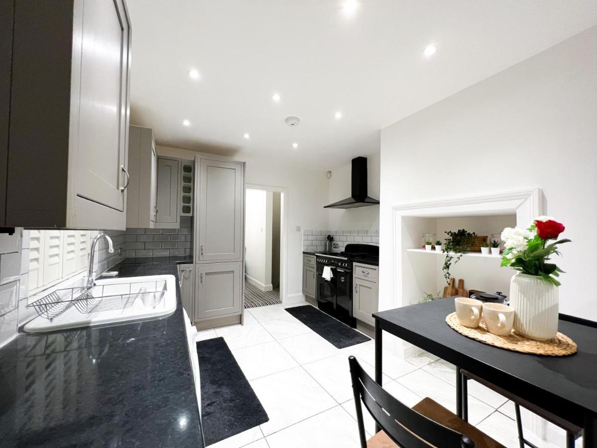 Apartment Stylish 3 Bed Flat With Garden *