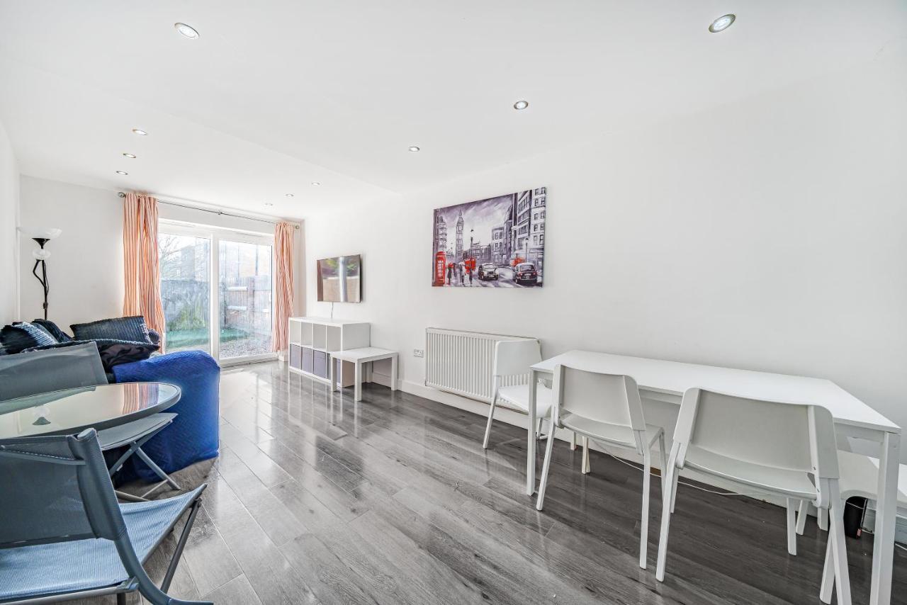 Entire House - Three Bed House In Peckham Londen