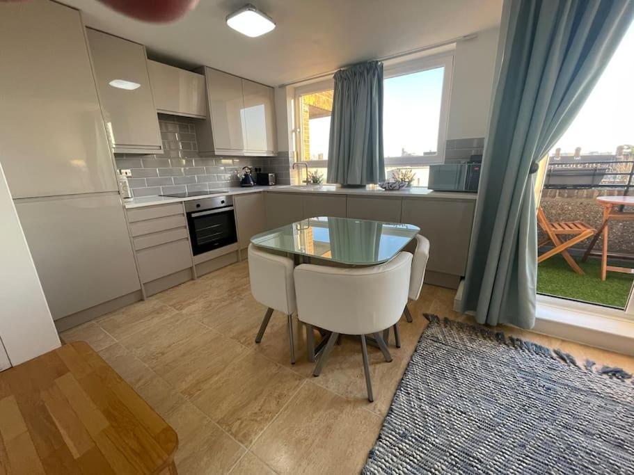 Stylish Flat Next To Tower Of And Skd Marina * Londres