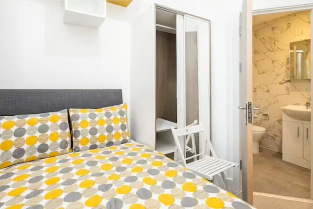 Great Location Service And Double Ensuite With Shared Kitchen- 5mins Walk From Tufnell Park Apartment