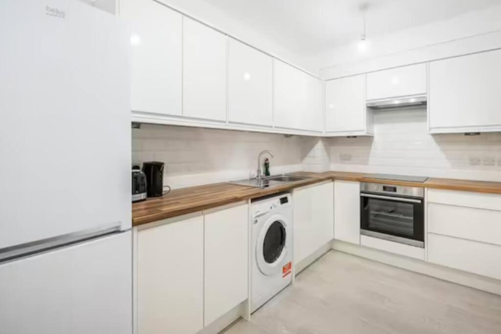 Boutique Modern For Two Near Tube And Bus Stations *