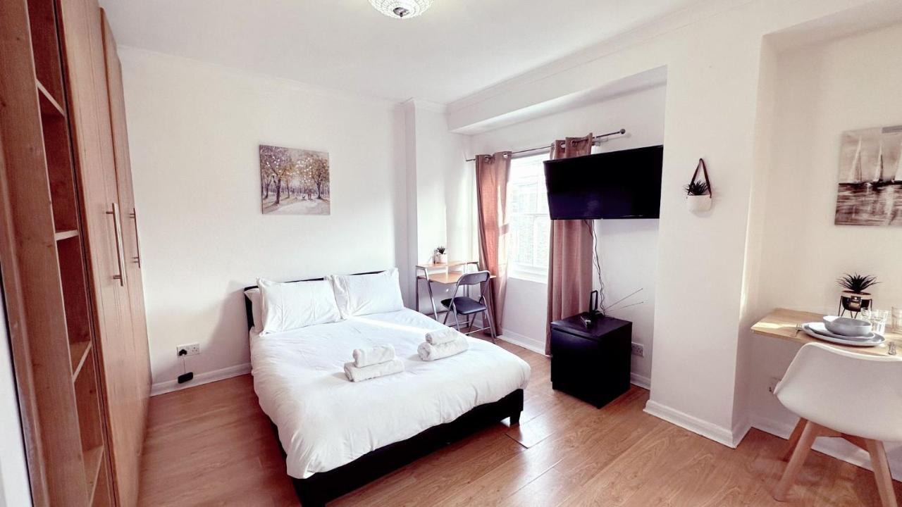 Charming Studio Flat With Private Balcony And Patio In The Heart Of Chelsea
