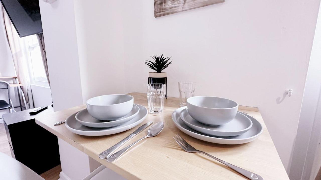 Apartamento Charming Studio Flat With Private Balcony And Patio In The Heart Of Chelsea Londres
