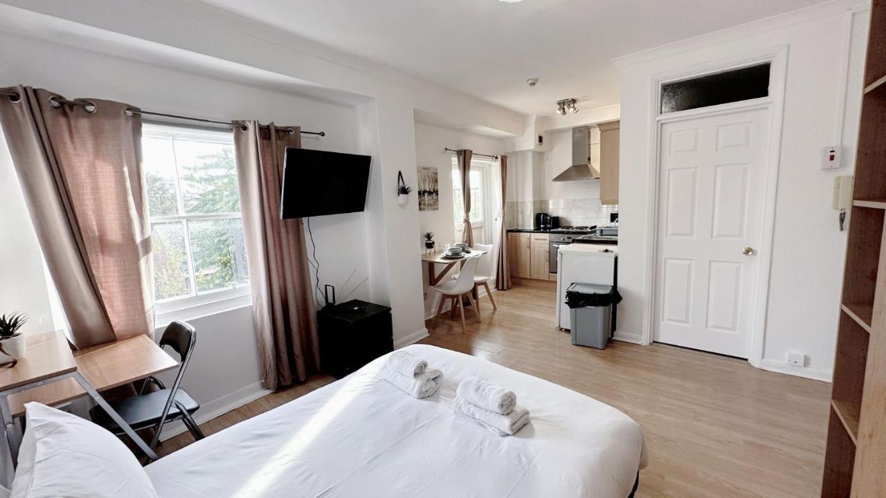 Charming Studio Flat With Private Balcony And Patio In The Heart Of Chelsea Apartamento