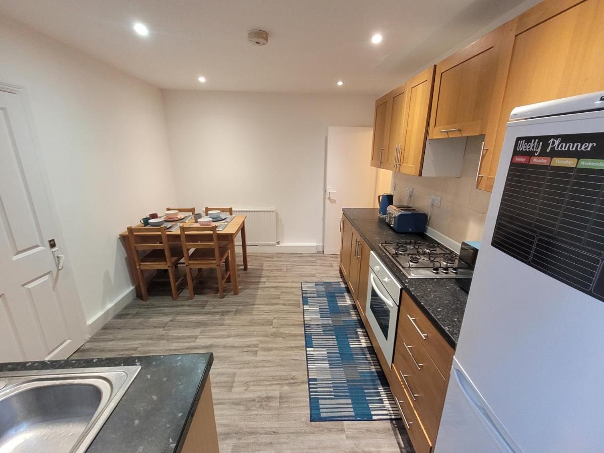 Spacious 2 Bedroom House In With Garden Londres