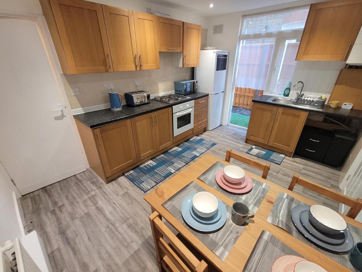 Spacious 2 Bedroom House In With Garden Londres