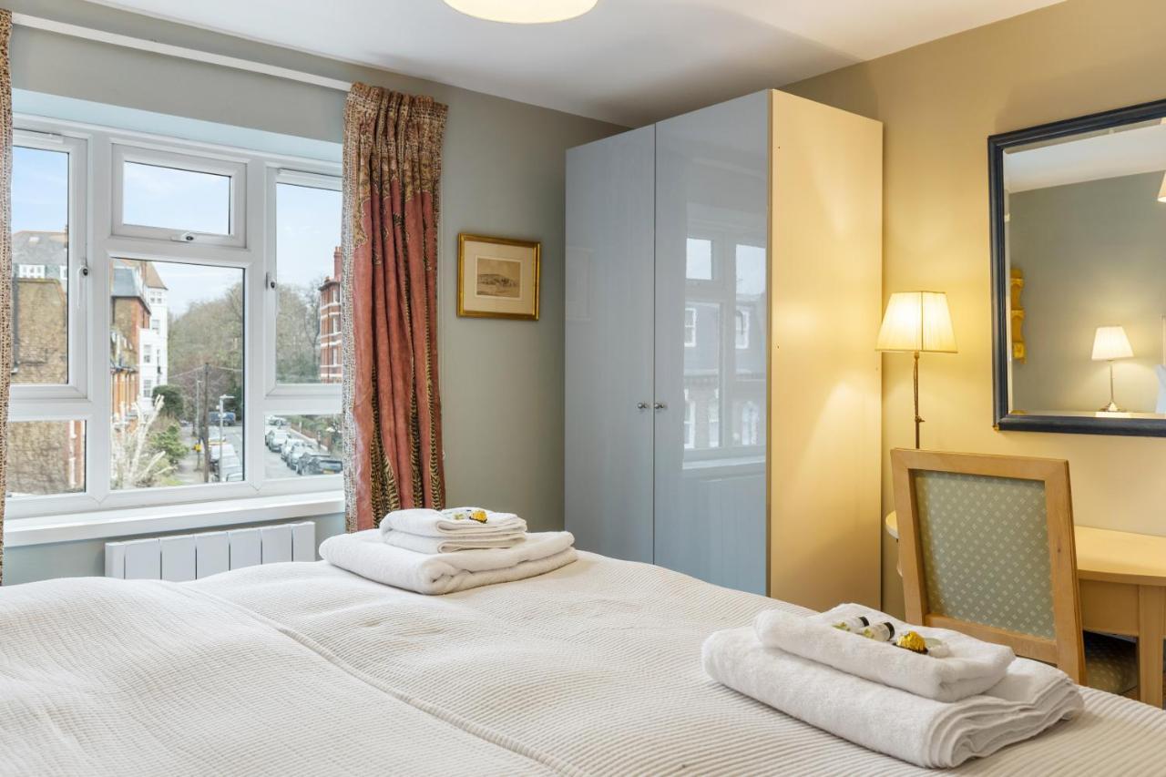 Apartment Bright & Cosy Gem ~ Battersea Park View ~ King Bed