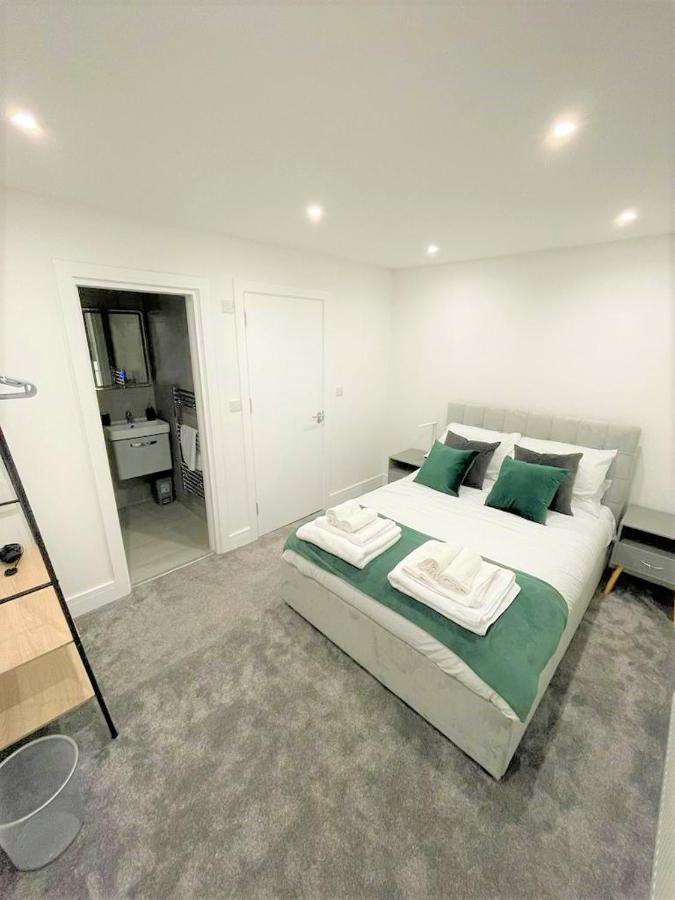 Brand New Build - 4 Bed Stunner! Villa Londres