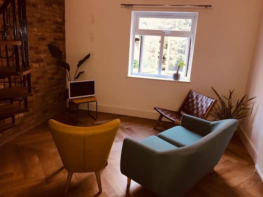 Stylish New Listing! Free Parking, Trendy Location *