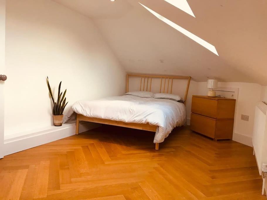 Appartement Stylish New Listing! Free Parking, Trendy Location Londen