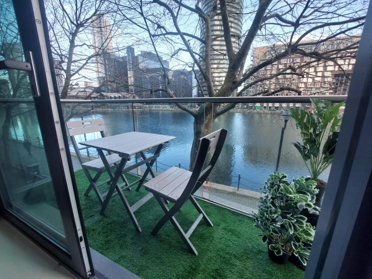 Apartamento 2 Bed Waterfront Luxury Apartment, E14 Londres