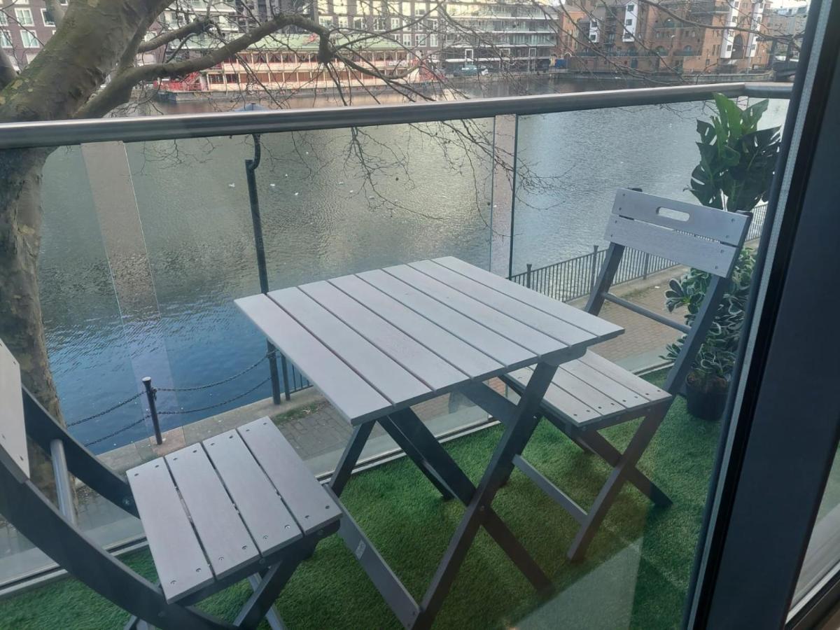 2 Bed Waterfront Luxury Apartment, E14 Londres