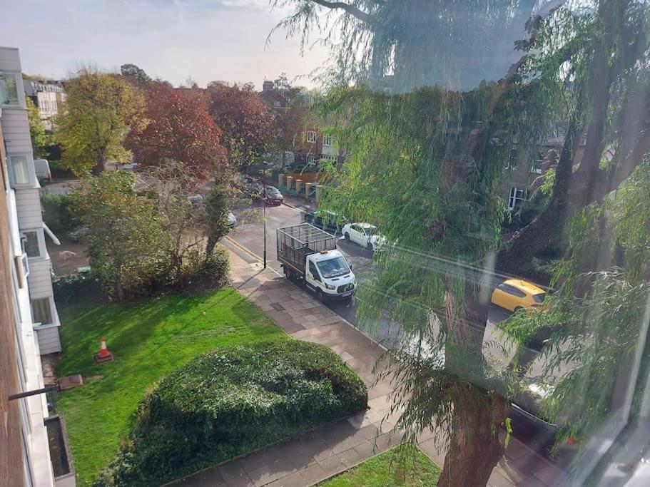2 Bed Flat, Bounds Green, Piccadilly Line, N11 * London
