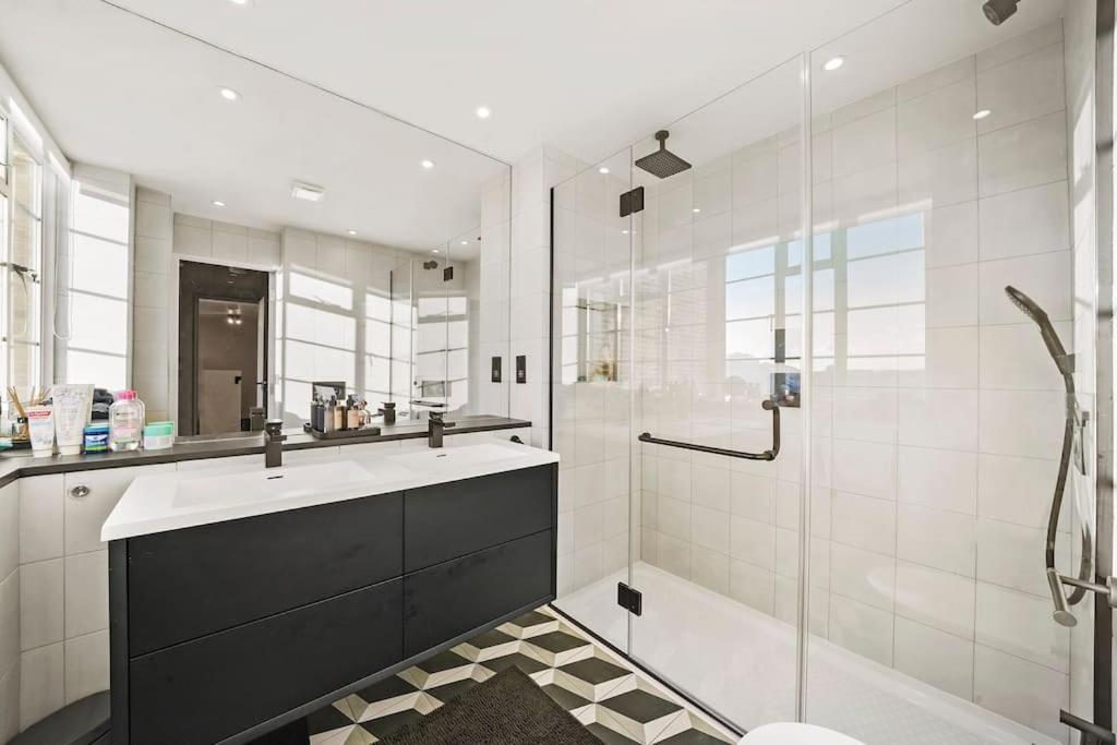 Appartement Two Bedroom Flat In Kensington Londen