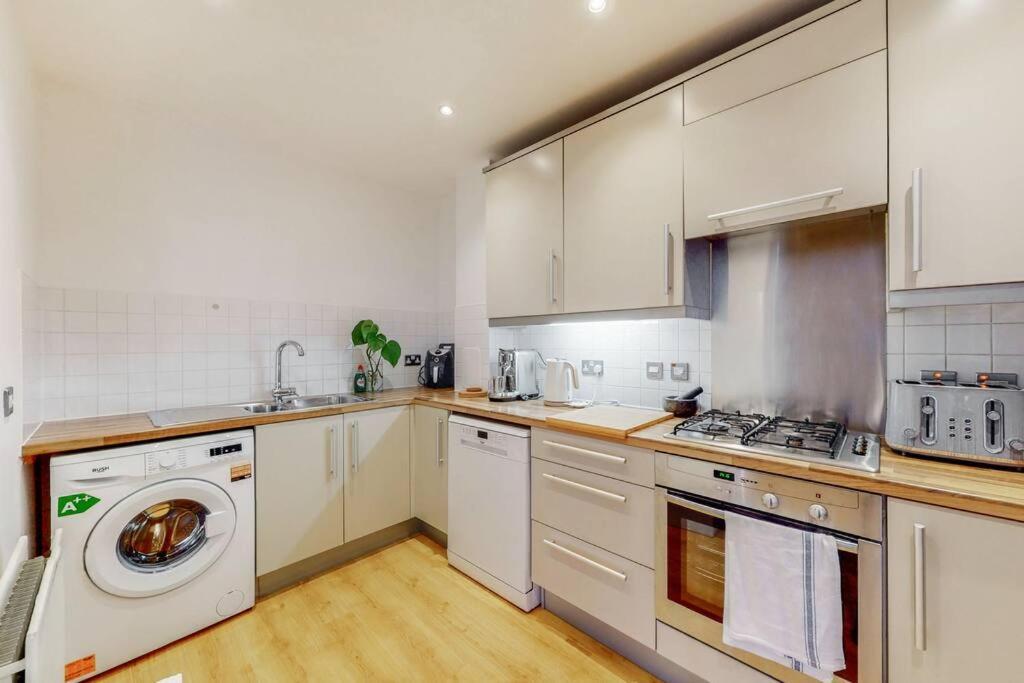 Modernistic 2-bedroom Flat In Shadwell *