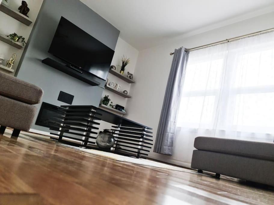 The Navarone Blue Orchid Flat * London