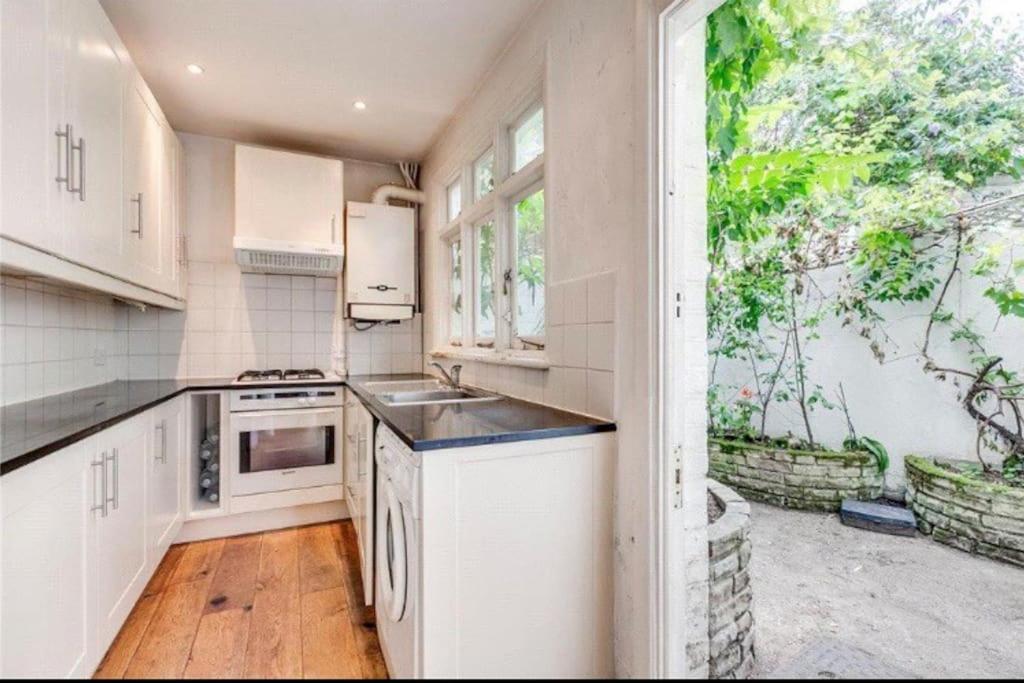 Kensington Two Floor Mews House * Londen