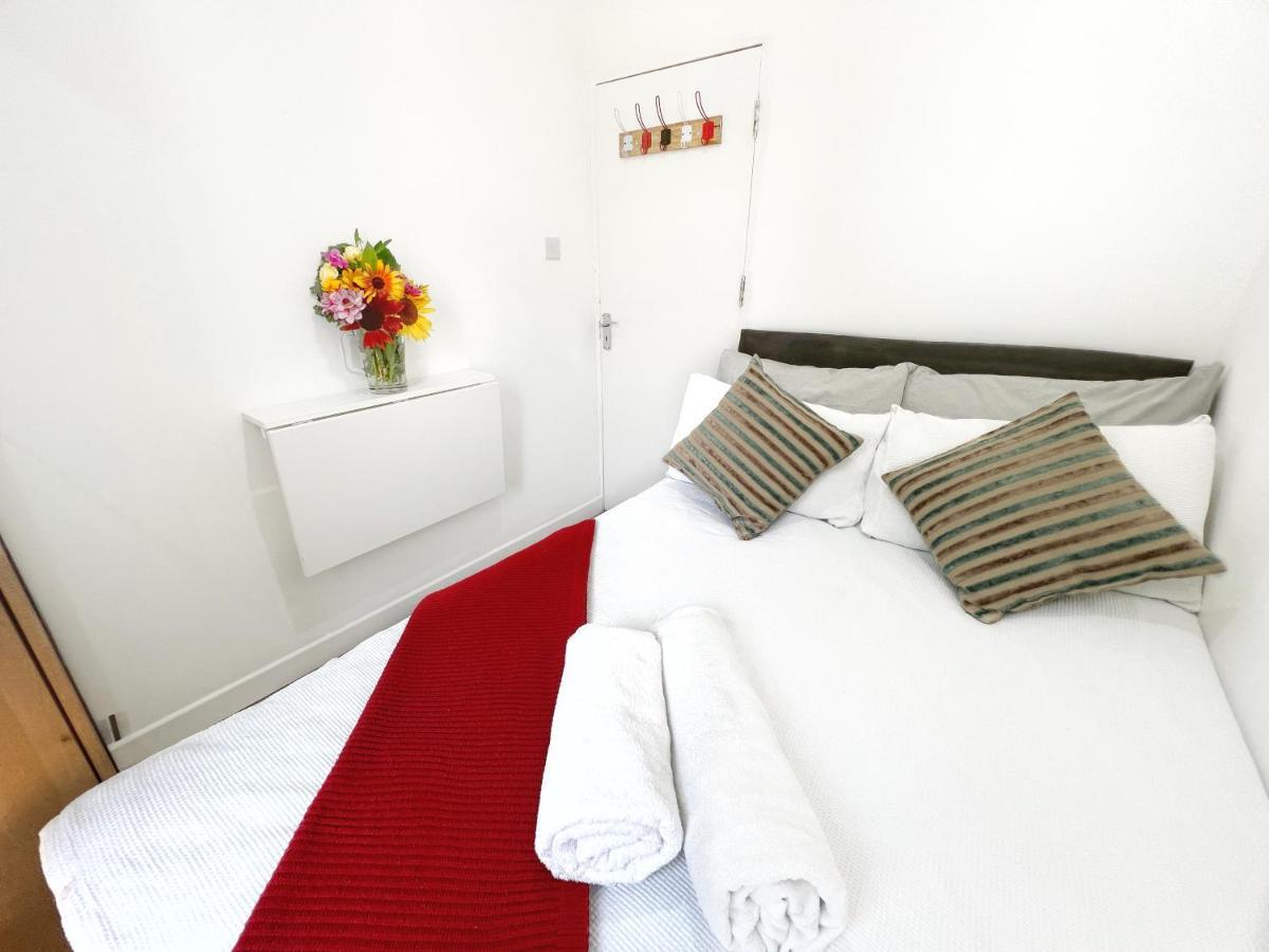 Gasthof Luxurious House Near Excel- Air Conditioning, 9 Beds, 2 Baths, Garden, Fast Wifi London
