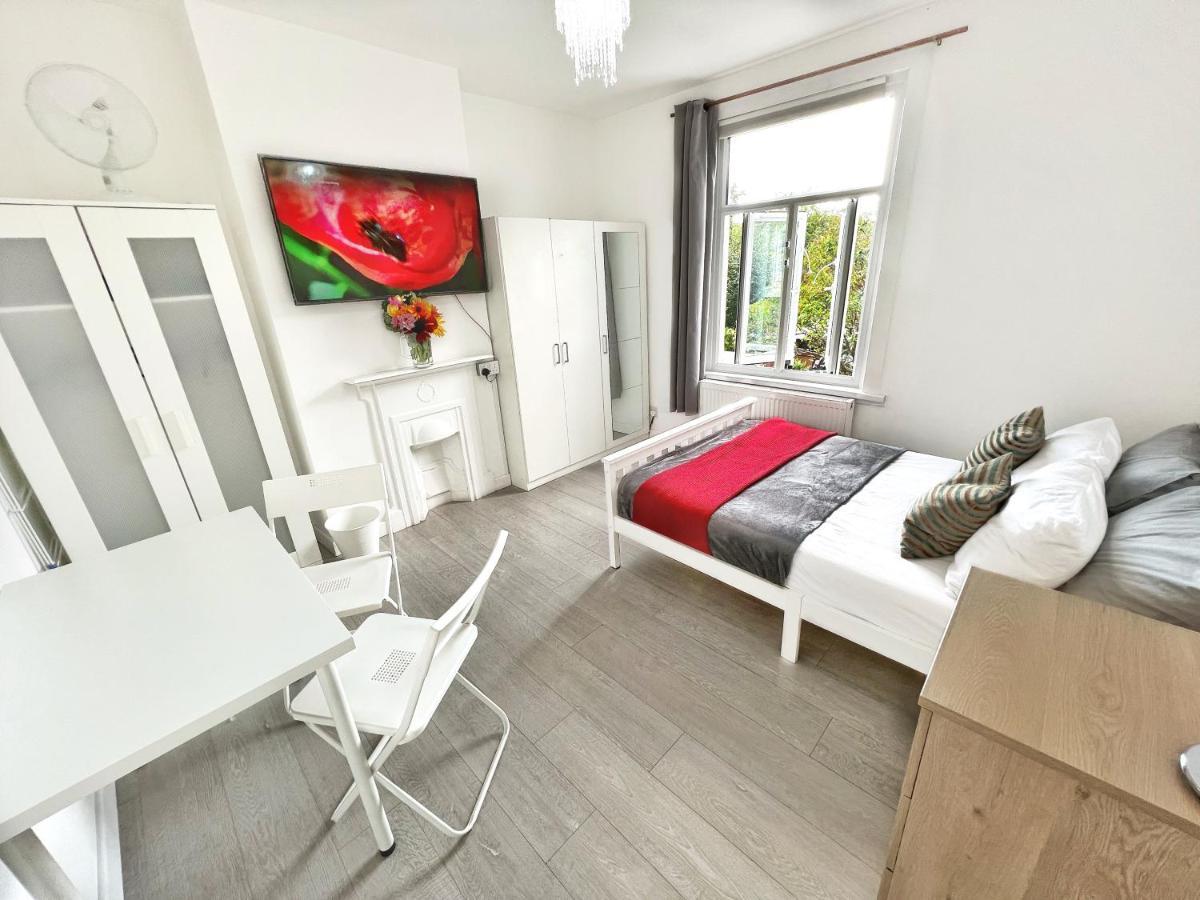 Gasthof Luxurious House Near Excel- Air Conditioning, 9 Beds, 2 Baths, Garden, Fast Wifi *