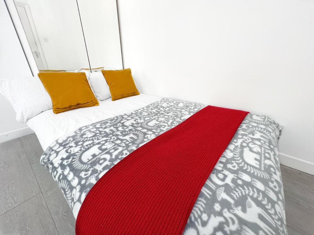 Luxurious House Near Excel- Air Conditioning, 9 Beds, 2 Baths, Garden, Fast Wifi * London
